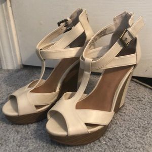 Elle cream wedge